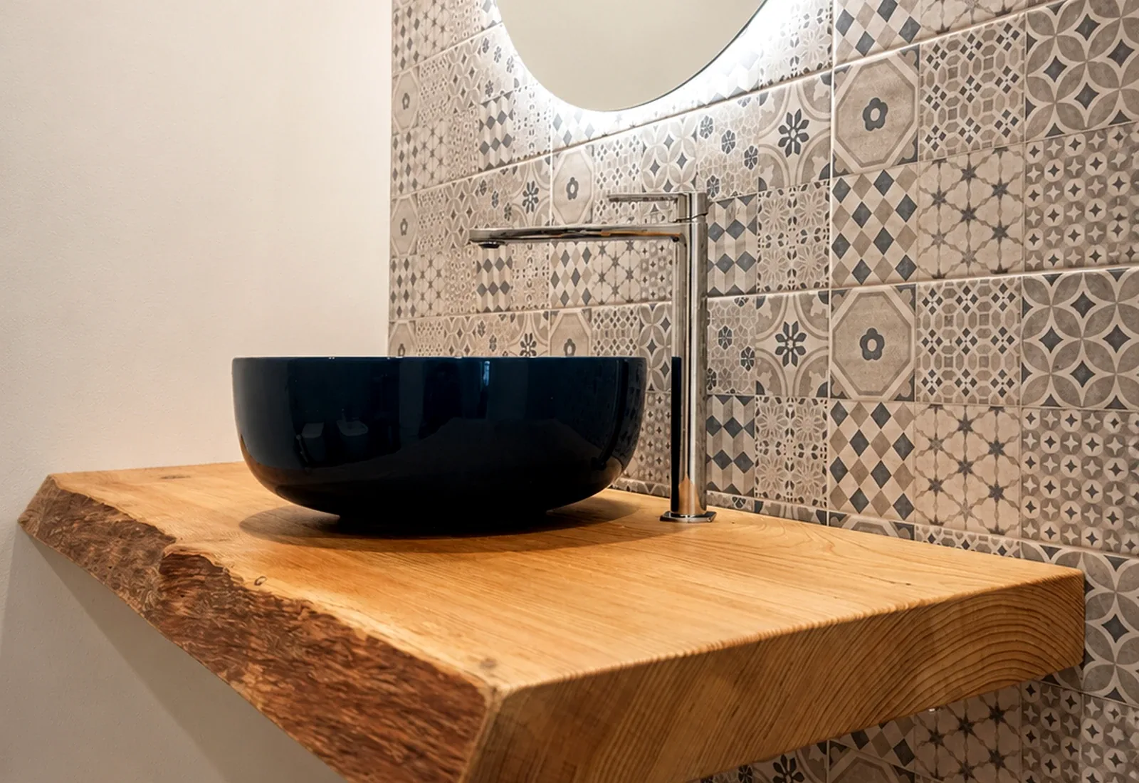 Lavabo d’appoggio su piano in legno massello con specchio retroilluminato