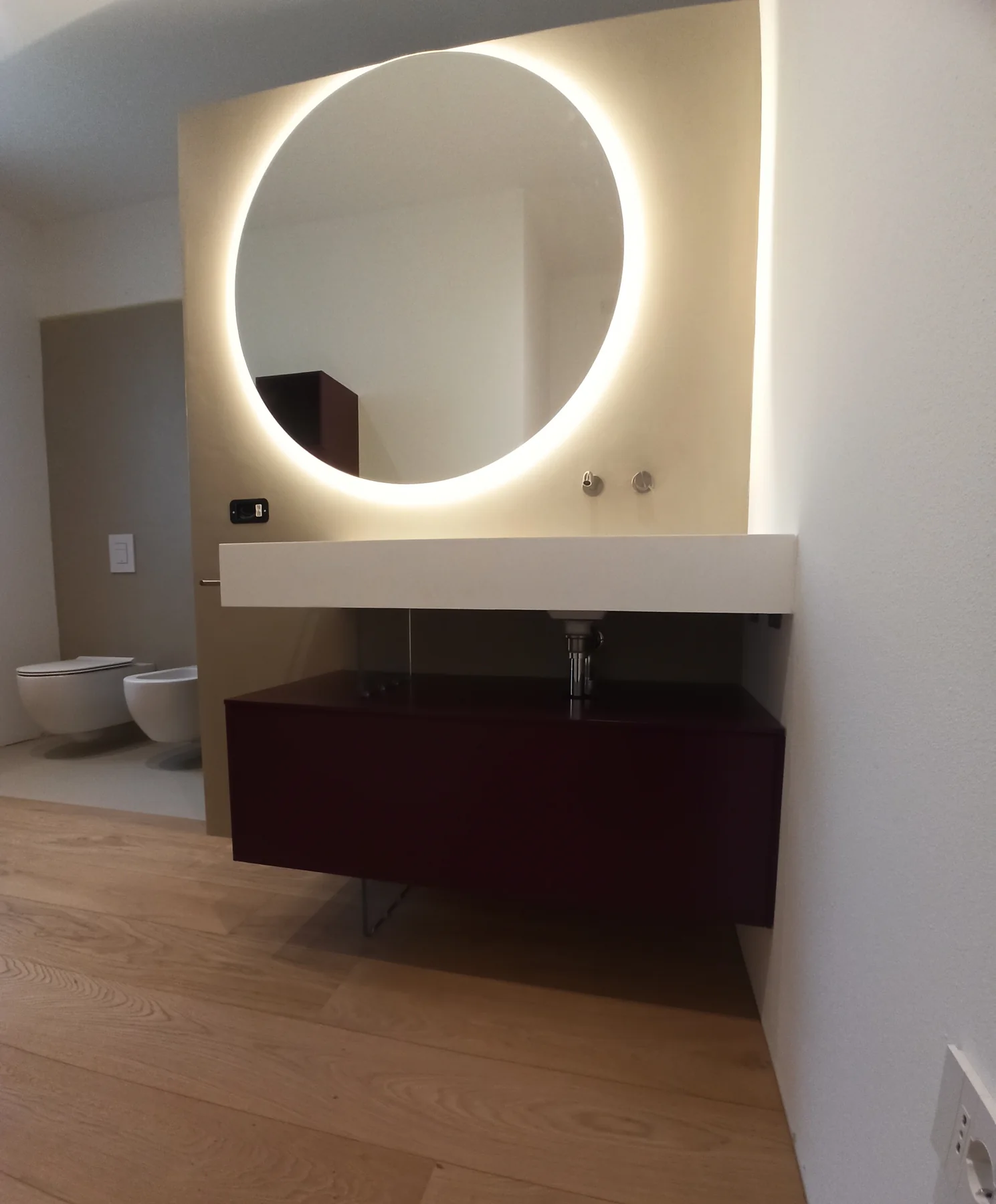 Bagno moderno con mobile sospeso e specchio retroilluminato