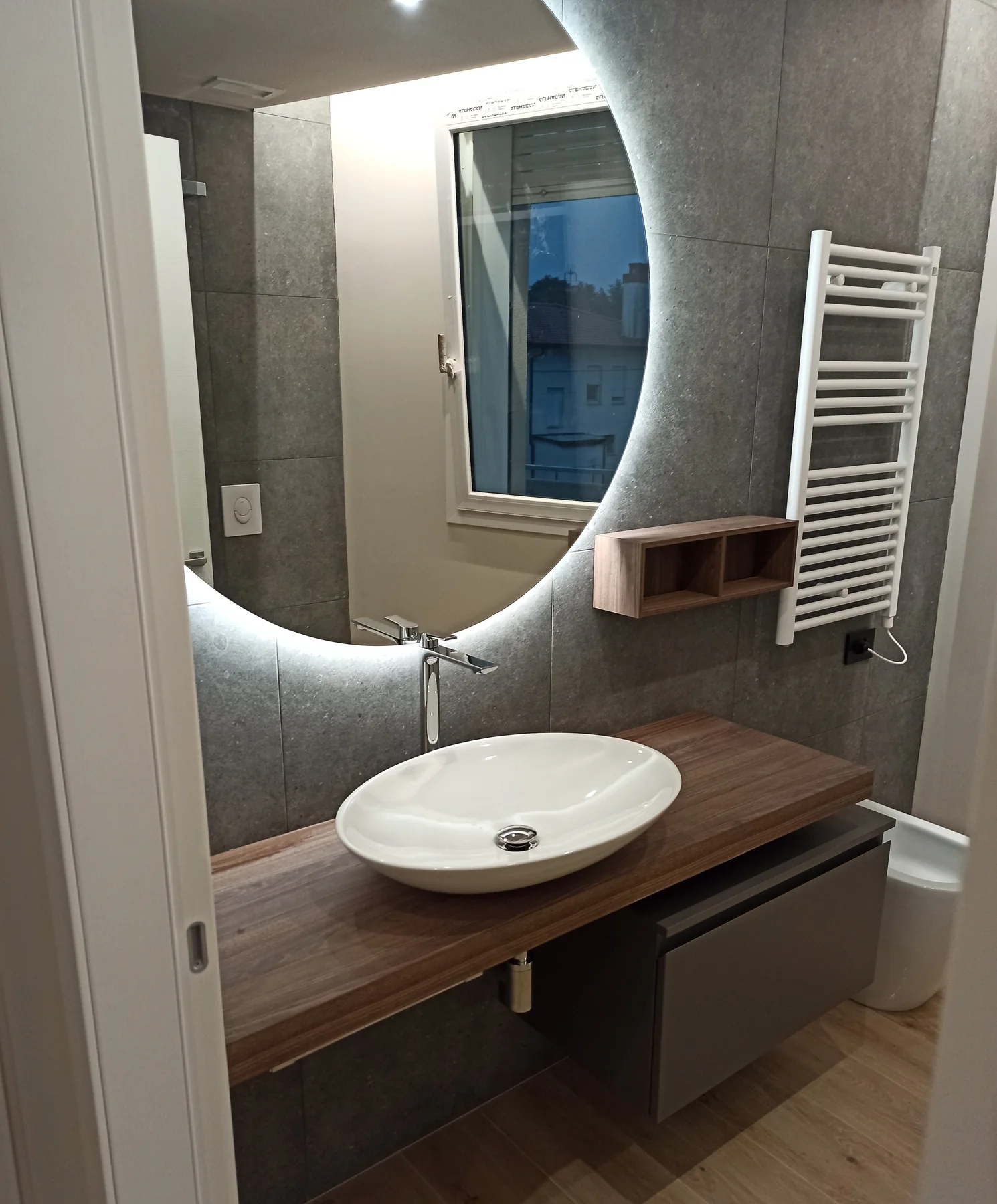 Mobile bagno in legno con specchio retroilluminato e rivestimento grigio