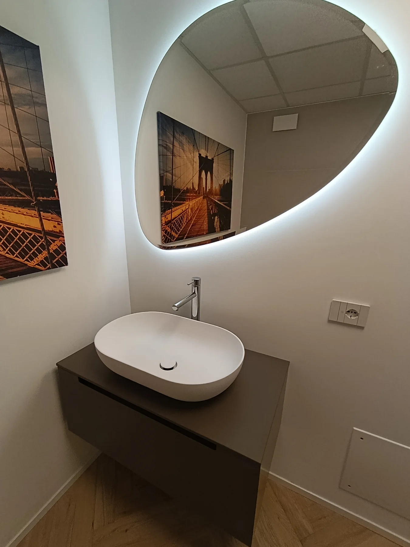 Lavabo d’appoggio con piano in legno e illuminazione integrata