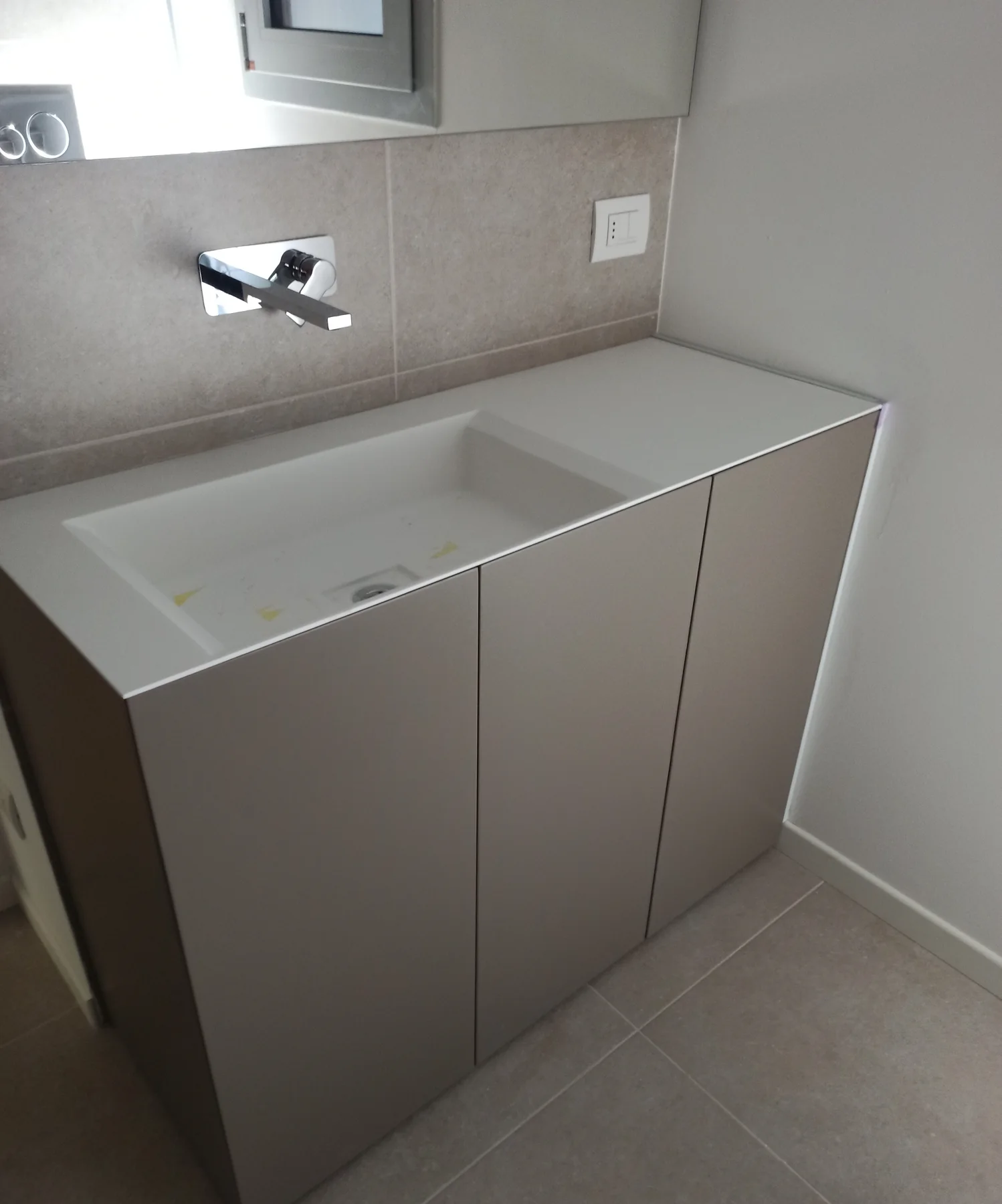Mobile lavabo compatto su misura con rubinetteria a parete